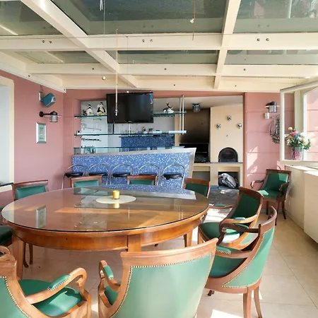Caroleo Villa *