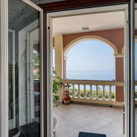 Caroleo Villa *
